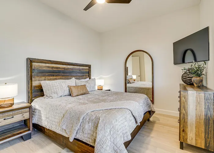 Holiday home Family Getaway W/ Outdoor Oasis In Goodyear!