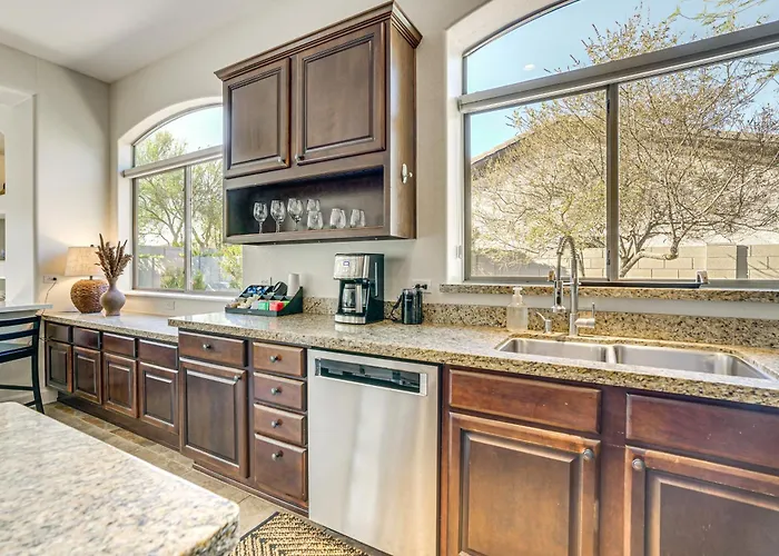 Family Getaway W/ Outdoor Oasis In Goodyear! Goodyear