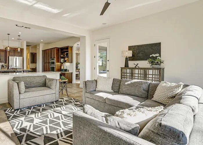Family Getaway W/ Outdoor Oasis In Goodyear! Holiday home Goodyear