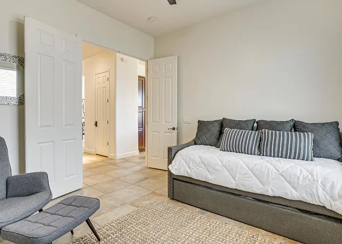 Holiday home Family Getaway W/ Outdoor Oasis In Goodyear!