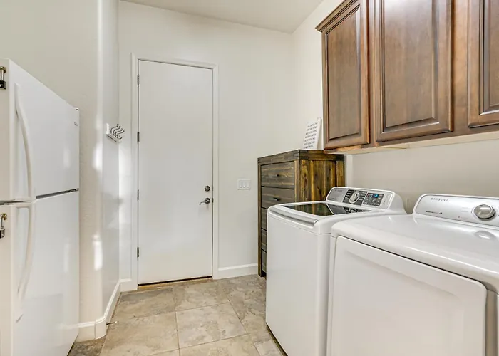 Family Getaway W/ Outdoor Oasis In Goodyear! Holiday home